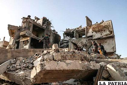 Miembros de Defensa Civil Siria buscan el cuerpo de una víctima bajo un edificio derrumbado en Siria /EFE/ARCHIVO
