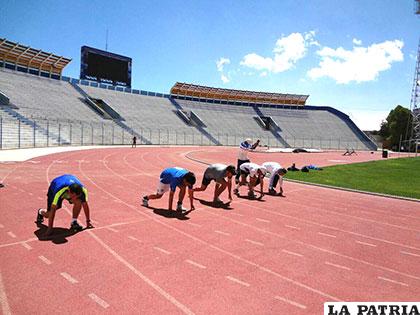 Los atletas Máster de Oruro, durante la partida en 100 metros planos