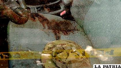 Detrás del vidrio se observa la huella de sangre que dejó el sargento Chávez