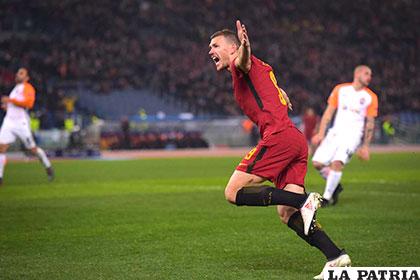 Edin Dzeko celebra el gol que anotó para el triunfo del Roma /radiohuancavilca.com