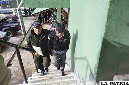 El muchacho de 21 años es escoltado por un efectivo policial