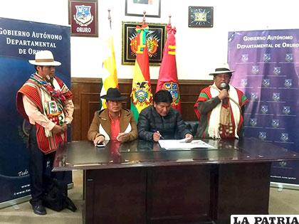 El gobernador y las autoridades de El Choro informaron del financiamiento en conferencia de prensa