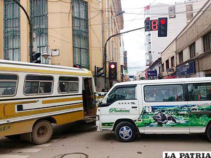 Ante el bloqueo de minibuses, operadores de transporte se dieron modos para transitar las calles