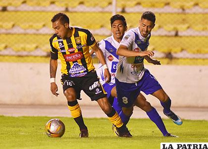 Del partido de ida donde el resultado fue empate 1-1 en La Paz el 2 de febrero de este año; Veizaga, Torrico y Ramallo en la acción