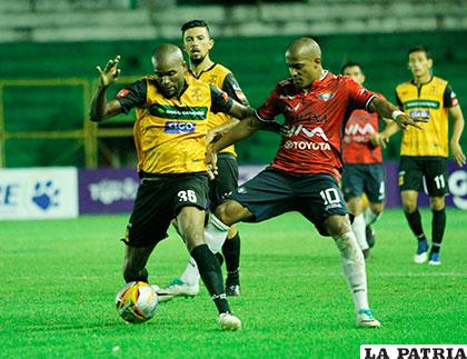 Vitor Cruz domina el balón ante la marca de Serginho que luego fue expulsado