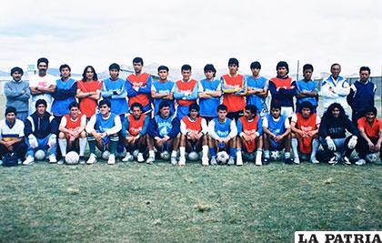 Jugadores y cuerpo técnico de San José, luego de una práctica en la cancha Mafal, días antes de recibir a Sao Paolo el año 1992