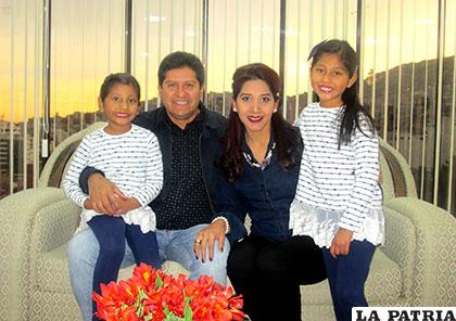 Eduardo Villegas junto a su esposa Tatiana Reyes, y sus hijas Isabela y Valentina