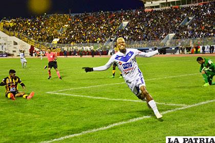 Jair Reinoso ingresó en el segundo tiempo y marcó el tercero