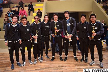 El equipo de Ingenieros con el trofeo de campeón en Primera de Honor