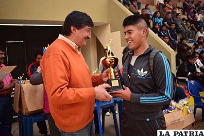 San Martín, campeón en Juvenil varones, su capitán recibe el trofeo