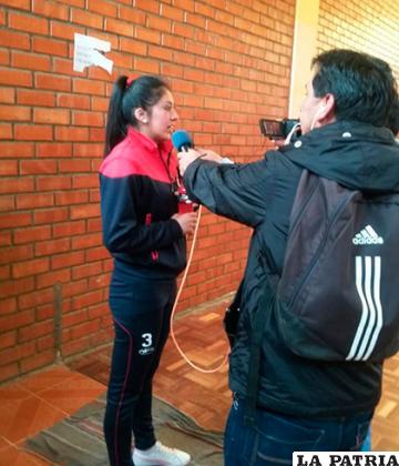 Daniela Peña en una entrevista televisiva
