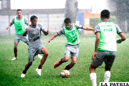 A pesar de la intensa lluvia, el cuadro nacional hizo un poco de fútbol