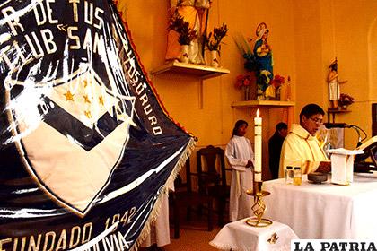 Durante la realización de la misa de Acción de Gracias en homenaje a los 76 años del club San José