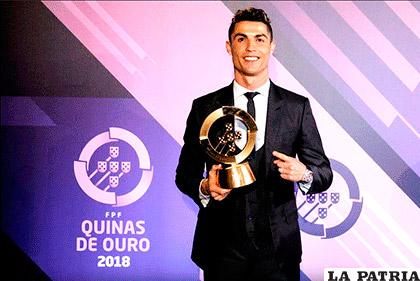 Cristiano Ronaldo con el trofeo Quina de Oro