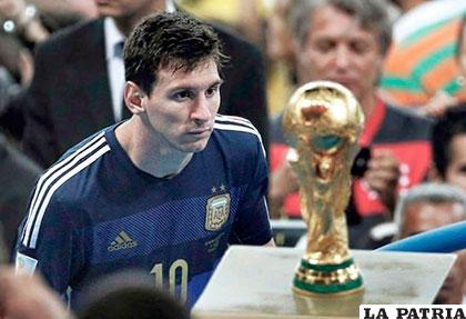 Lionel Messi observa el trofeo que sueña levantar en el Mundial de Rusia