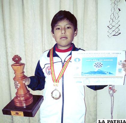 El orureño Zahid Ramos Aranda con el trofeo de campeón en la Sub-14