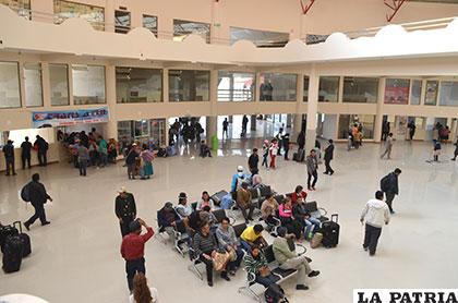 Pasajeros realizan sus viajes desde la Estación de Autobuses Oruro