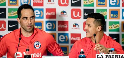 Claudio Bravo y Alexis Sánchez fueron compañeros en la selección chilena por varios años /golecuador.ec