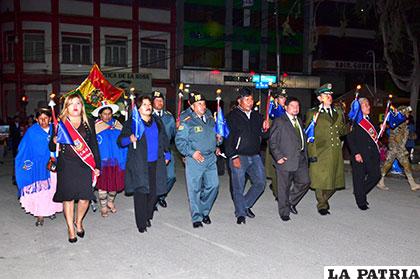 Las principales autoridades de Oruro encabezaron el desfile de teas