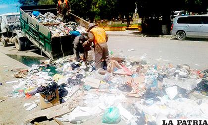 El personal de EMAO atendiendo una emergencia de recojo de basura