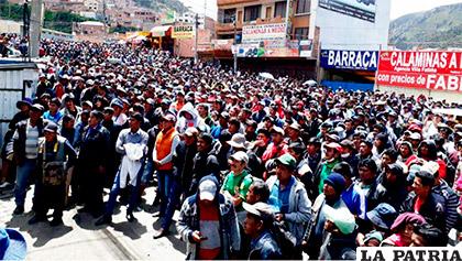 En cabildo, cocaleros de Los Yungas analizan medidas de presión