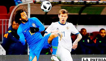 Marcelo intenta dominar el balón en el encuentro donde Brasil venció a Rusia (3-0)