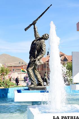 Monumento a Eduardo Abaroa, el heroico personaje que defendió Bolivia de la invasión chilena