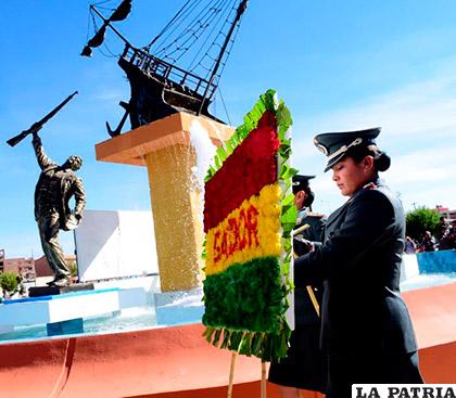 Instituciones entregaron ofrendas florales en la plaza Litoral