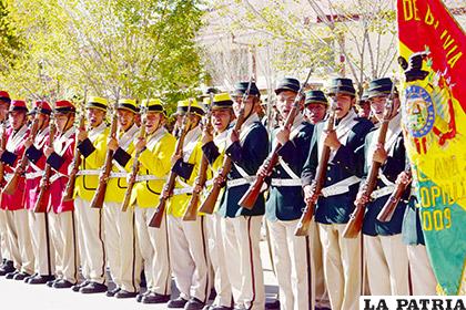 La batería histórica del regimiento de la guarnición militar, rememoró a los Colorados de Bolivia