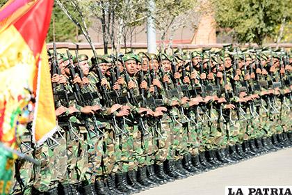 Soldados del Regimiento y Escuela de Andinismo 25 