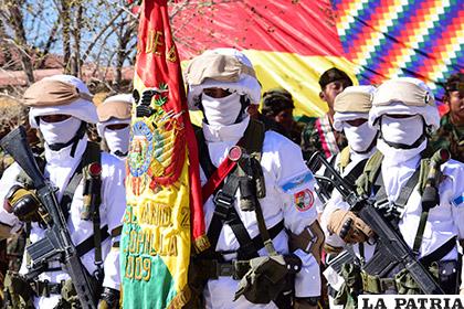 Andinistas portando sus armas
