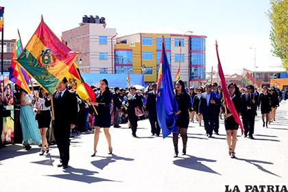 La Dirección Departamental de Educación Oruro, no quiso estar ausente de esta muestra de civismo