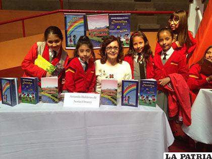 Amanda Balderas junto a sus pequeñas lectoras en una feria del libro
