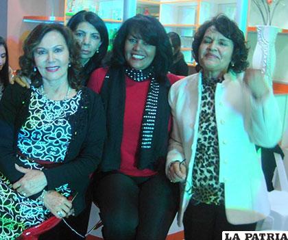 Junto a las escritoras Marlene Durán, Marcia Batista y Milena Montaño