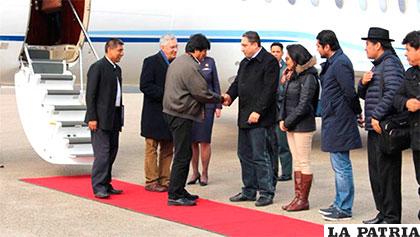 El Presidente Morales saluda a la comitiva boliviana, tras arribar a Holanda /erbol.com.bo