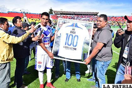 Didí Torrico recibe el reconocimiento de la dirigencia del club San José