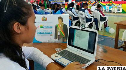 Estudiante de secundaria manipula una computadora Kuaa /La Prensa