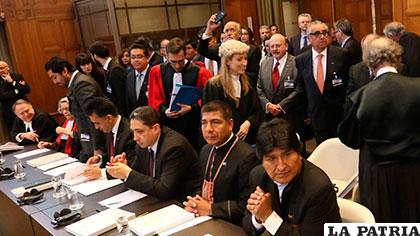 Autoridades y el equipo jurídico boliviano en La Haya /T13