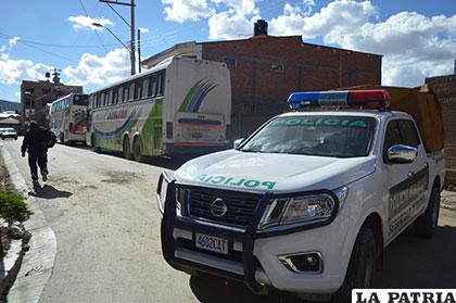 El vehículo policial evitó que el bus realice un viaje de manera irregular