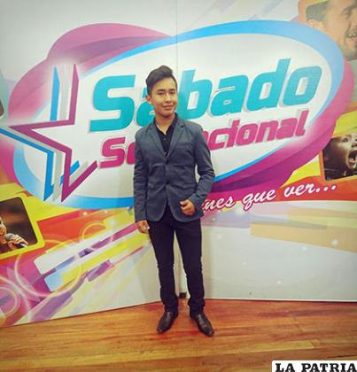 Luis Calancha es ganador del Micrófono de Oro Estudiantil
