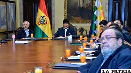 El Presidente Evo Morales junto a su gabinete presidencial observan con atención los alegatos en la CIJ
