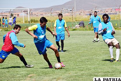 Marcos Barrera con el balón durante el entrenamiento de ayer