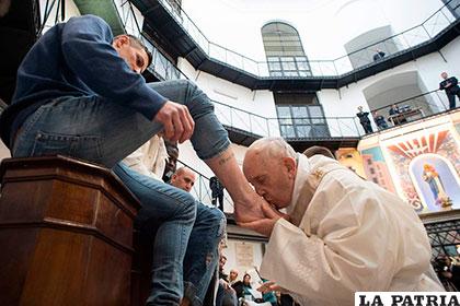 El papa, emulando a Jesús de Nazaret en la 