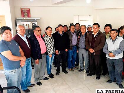 Operadores junto a socios de la Estación de Autobuses Oruro comprometen trabajo coordinado