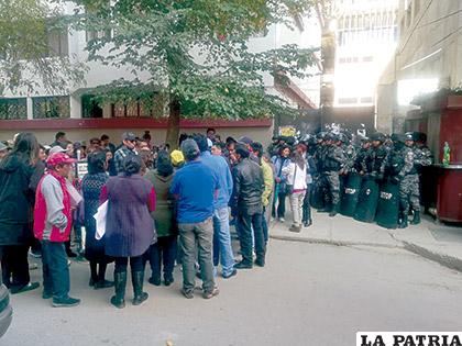 En la calle, los familiares de Juan Carlos pidieron justicia, mientras hubo fuerte resguardo policial