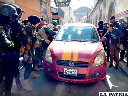 El fiscal Villarroel huyó en un taxi