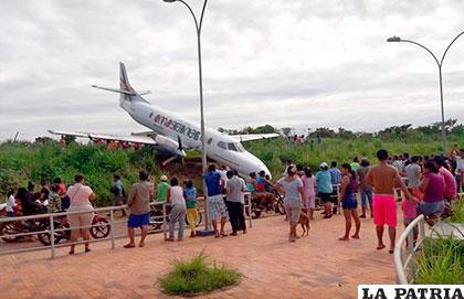 El avión se quedó sobre una pequeña colina