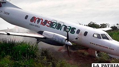 Avión se salió de la pista de despegue y quedó  atrapado en medio de una colina