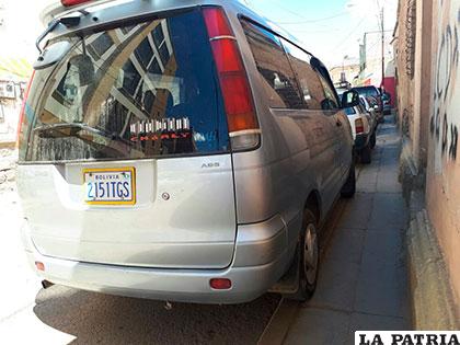 Vehículos estacionados en plena acera irrumpen la circulación peatonal