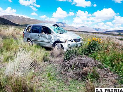El vehículo quedó destrozado tras el vuelco